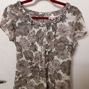 Floral Ruffle-Neck Short Sleeve Top in Gray